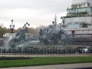 Just one of eight enormous bronze sculptures at the foot of the immense column, the scene depicts horses and a heroic figure of a woman, the whole thing in bronze wetted down by several jets of water in the fountain