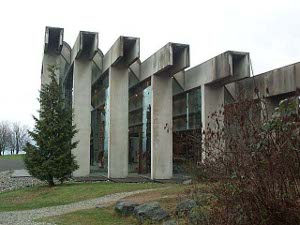 With huge concrete pillars supporting equally monumental transverse concrete beams, the exterior image of the museum is powerful