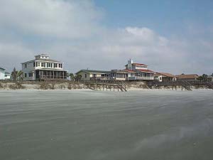 With wide screened verandas facing the sea, the houses enjoy the wide white sandy beach