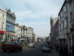 Three-story buildings line the busy shopping center of Market Jew Street