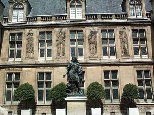 Two very tall floors are topped by a third, with dormers and a mansard roof, in this elegant Parisian mansion which houses the Carnavelet Museum