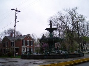 Built on a base of a large circular pool, this fountain has two smaller circular
trays on which the water falls, and is surmounted by a sculpture