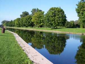 The peaceful Severn Canal near Peterborough is flanked by shade trees