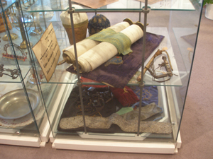 Replace with detailed title to appear when image doesn't load or for blind persons