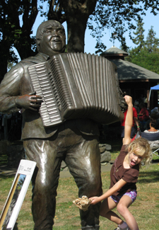 Accordionist statue, Cotato