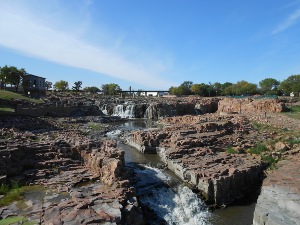 The river cuts through a sequence of layers of reddish quartzite rock, falling about fifty feet